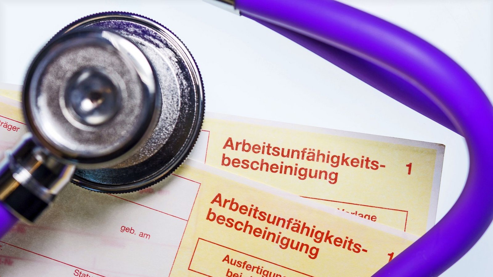Eine Arbeitsunfähigkeitsbescheinigung braucht man bei Krankheit in der Regel  erst nach drei Krankheitstagen. Der Arbeitgeber kann diese aber auch gleich verlangen.Foto: dpa