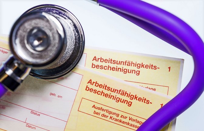 Eine Arbeitsunfähigkeitsbescheinigung braucht man bei Krankheit in der Regel  erst nach drei Krankheitstagen. Der Arbeitgeber kann diese aber auch gleich verlangen.<span class='image-autor'>Foto: dpa</span>
