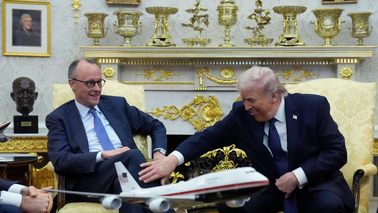 Ein kleiner Scherz, um den Zollstreit zu entschärfen.Foto: Mark Schiefelbein/AP/dpa Ein kleiner Scherz, um den Zollstreit zu entschärfen.Foto: Mark Schiefelbein/AP/dpa