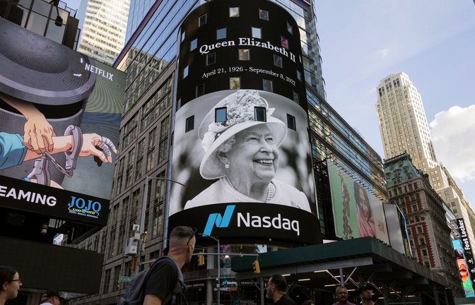 Königin Elizabeth II. ist auf der Nasdaq-Plakatwand am New Yorker Times Square zu sehen.<span class='image-autor'>Foto: Yuki Iwamura/FR171758 AP/dpa</span>