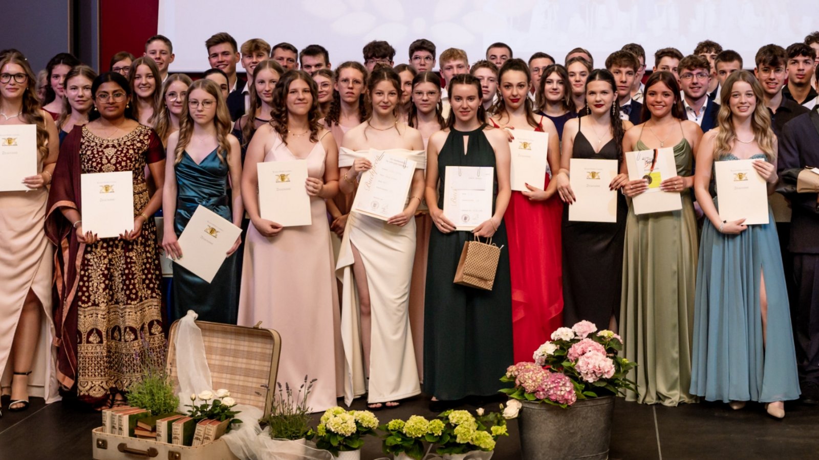 Das Lernen hat sich gelohnt: Die Schüler der Real- und Hauptschule freuen sich über ihre Zeugnisse. Fotos: p Das Lernen hat sich gelohnt: Die Schüler der Real- und Hauptschule freuen sich über ihre Zeugnisse. Fotos: p