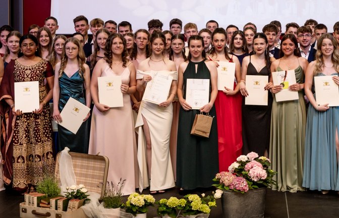 Das Lernen hat sich gelohnt: Die Schüler der Real- und Hauptschule freuen sich über ihre Zeugnisse. <span class='image-autor'>Fotos: p</span>