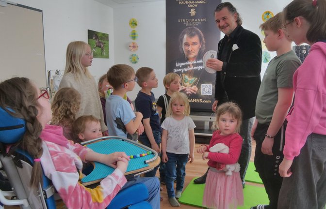 Magier Thorsten Strotmann verzaubert bei seinem Auftritt in der Familienherberge Lebensweg mit seinen Tricks. <span class='image-autor'>Foto: Friedrich</span>