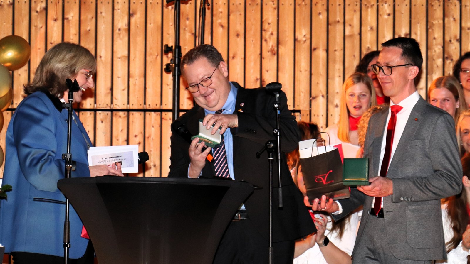 Matthieu Laurent überreicht zwei Ehrenmedaillen aus Ennery an Susanne Schray und Axel Hohn.