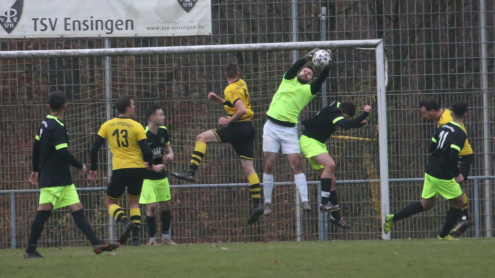 Der TSV Enzweihingen (grüne Hosen) hat bis auf das Spiel in Ensingen bislang ausschließlich Siege eingefahren. Jetzt geht es gegen Wiernsheim und Illingen II. Foto: Küppers
