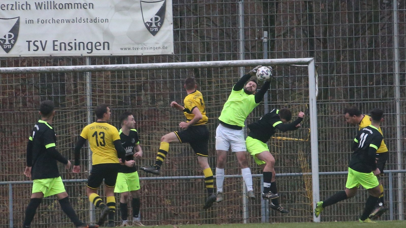 Der TSV Enzweihingen (grüne Hosen) hat bis auf das Spiel in Ensingen bislang ausschließlich Siege eingefahren. Jetzt geht es gegen Wiernsheim und Illingen II. Foto: Küppers Der TSV Enzweihingen (grüne Hosen) hat bis auf das Spiel in Ensingen bislang ausschließlich Siege eingefahren. Jetzt geht es gegen Wiernsheim und Illingen II. Foto: Küppers