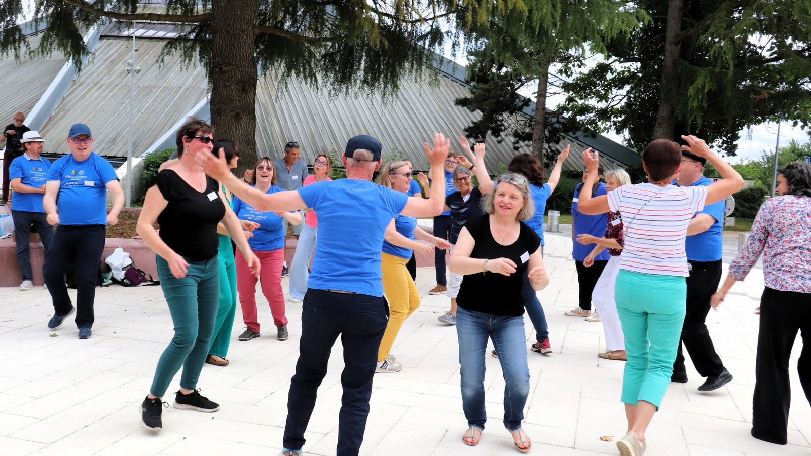 Die Laune ist bestens, die Freude über das Wiedersehen groß – und das wird mit einem gemeinsamen „Happy“-Tanz gefeiert. Die Laune ist bestens, die Freude über das Wiedersehen groß – und das wird mit einem gemeinsamen „Happy“-Tanz gefeiert.