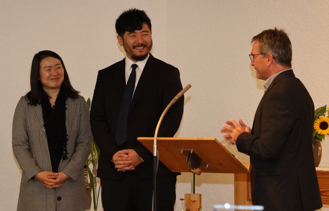 Pastor Jihan Ha in der Mitte mit Ehefrau Shinae Jeon und Pastor Bernhard Schäfer.  <span class='image-autor'>Foto: p</span>