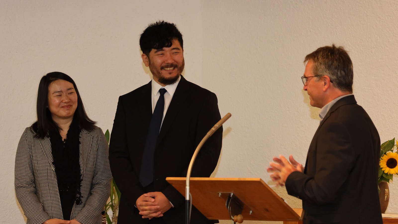 Pastor Jihan Ha in der Mitte mit Ehefrau Shinae Jeon und Pastor Bernhard Schäfer.  Foto: p