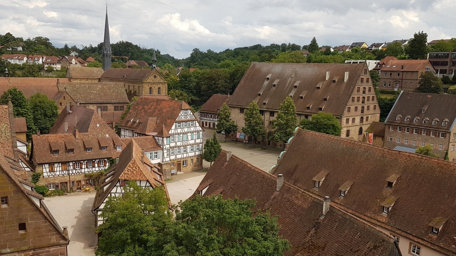Seltener Blick vom Hexenturm in den Maulbronner Klosterhof: Fast wäre die Zisterzienserabtei vor 500 Jahren von aufständischen Bauern zerstört worden.  Foto: Weimper