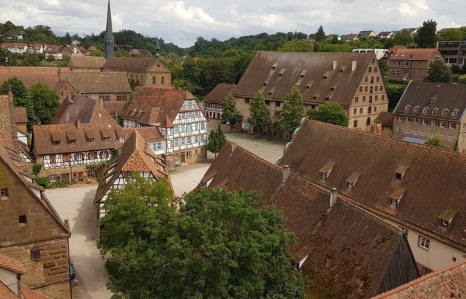 Seltener Blick vom Hexenturm in den Maulbronner Klosterhof: Fast wäre die Zisterzienserabtei vor 500 Jahren von aufständischen Bauern zerstört worden.  <span class='image-autor'>Foto: Weimper</span>