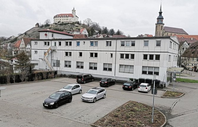 Das Enßle-Gebäude wird zum kommunalen Testzentrum. Auf dem rückwärtigen Parkplatz wird der Drive-In eingerichtet.  Fotos: Banholzer