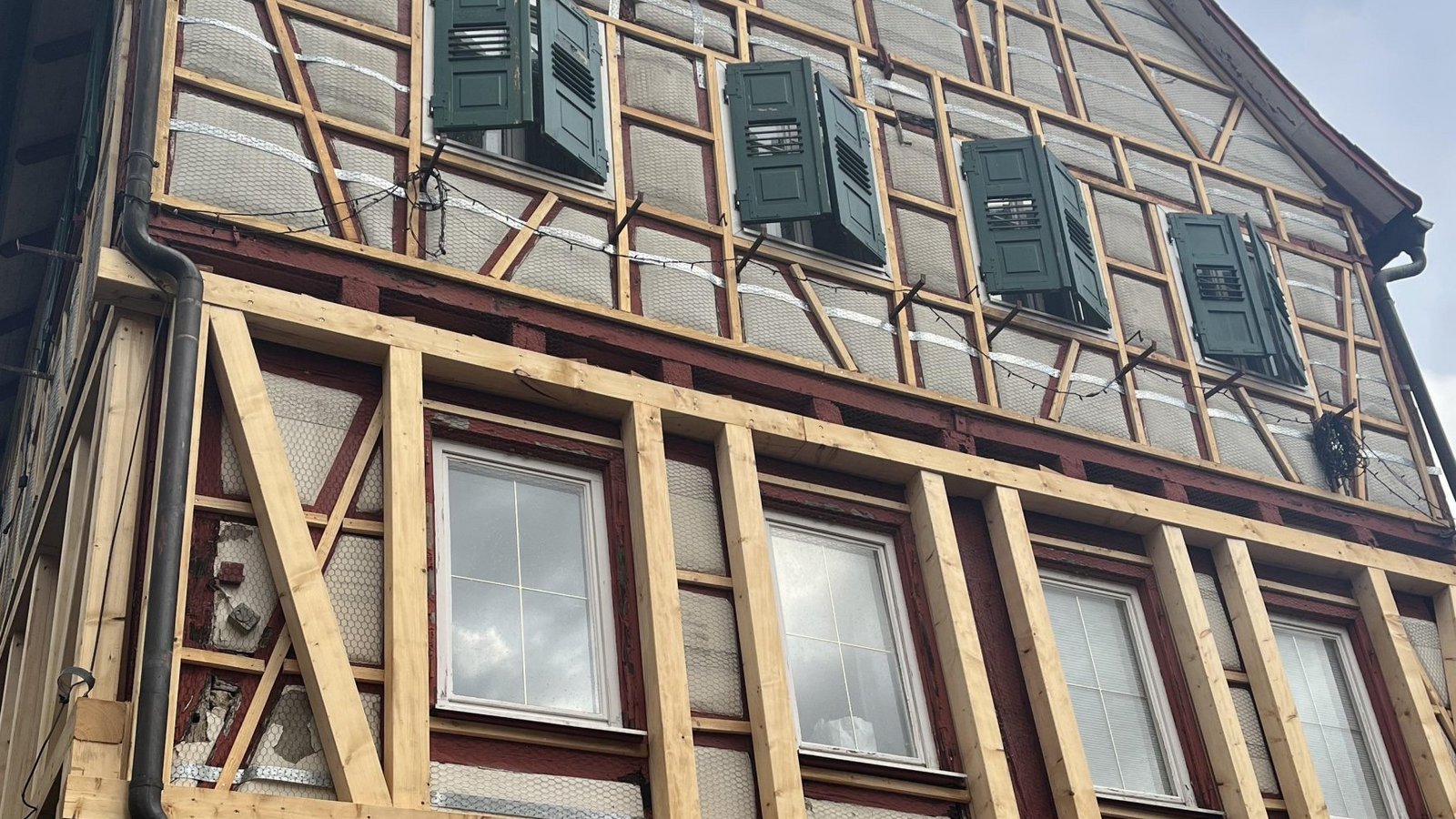 Das Fachwerk an der Fassade der Häfnerhaslacher Verwaltungsstelle ist provisorisch mit Balken, Latten und Hasendraht abgesichert. Foto: Glemser