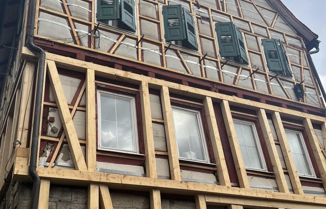 Das Fachwerk an der Fassade der Häfnerhaslacher Verwaltungsstelle ist provisorisch mit Balken, Latten und Hasendraht abgesichert. <span class='image-autor'>Foto: Glemser</span>