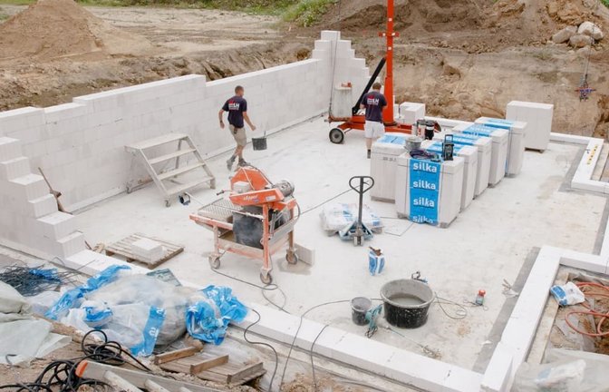 Beim Bau eines Einfamilienhauses muss der Bauherr mit allerlei Überraschungen bei behördlichen Auflagen und entsprechenden Kosten rechnen.<span class='image-autor'>Markus Scholz/dpa-tmn/dpa</span>