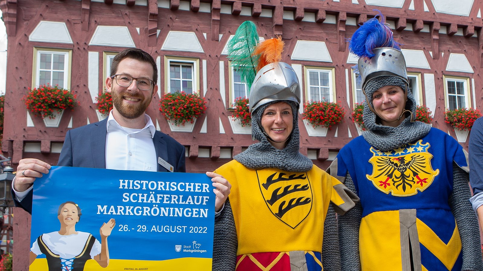 Markgröningens Bürgermeister Jens Hübner mit Teilnehmern aus der Festzugsgruppe Graf zu Gröningen, die zum Schäferlauf neue Trachten bekommen haben. Foto: Bürkle