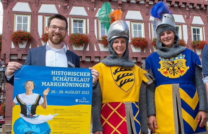 Markgröningens Bürgermeister Jens Hübner mit Teilnehmern aus der Festzugsgruppe Graf zu Gröningen, die zum Schäferlauf neue Trachten bekommen haben. <span class='image-autor'>Foto: Bürkle</span>
