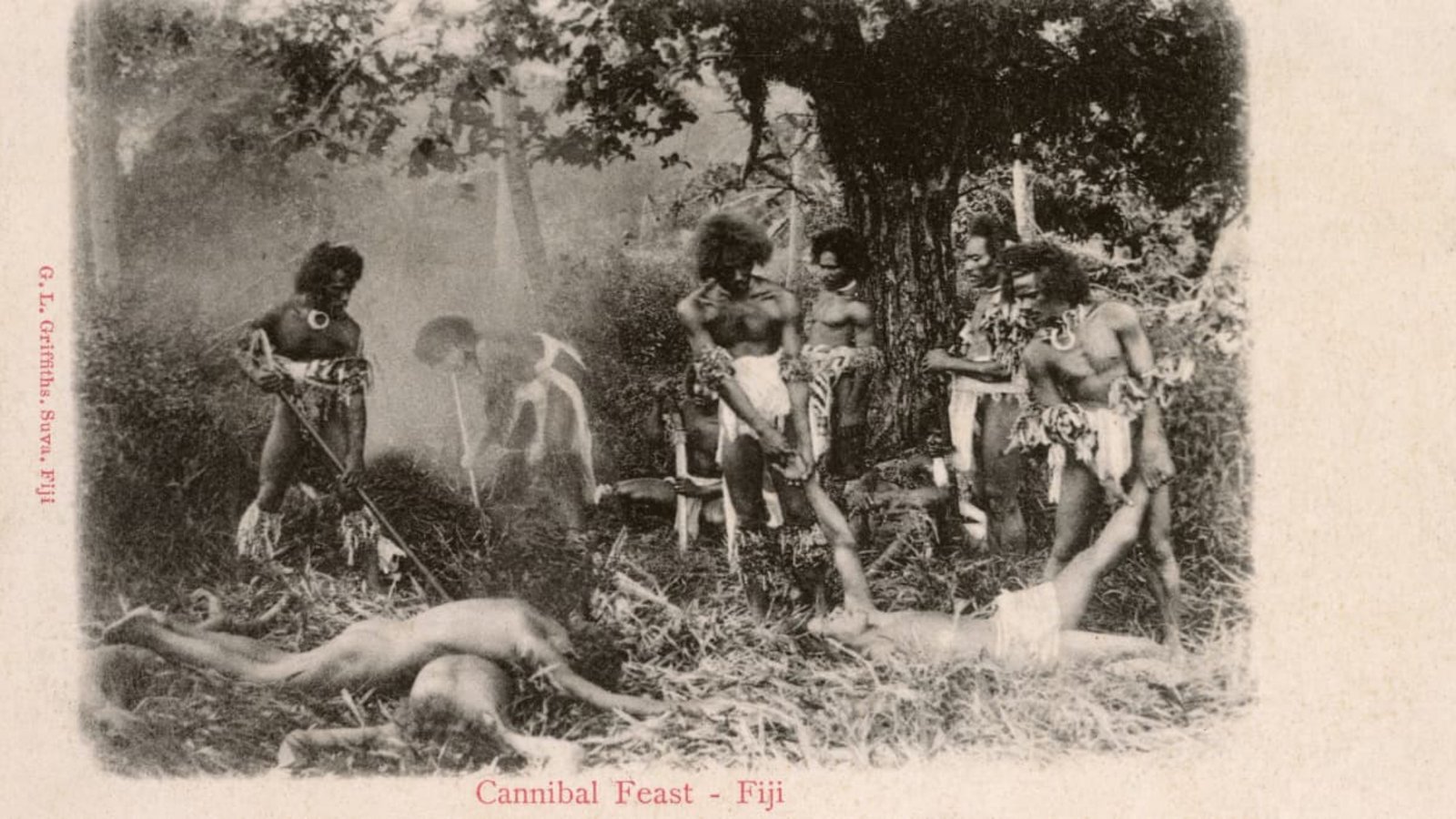 Kannibalen-Fest: Gestellte Szene aus dem Jahr 1903, die ein Ethnologe für seine Vorlesung an der New Yorker Universität nutzte - und die nachvollziehbarerweise für öffentliche Entrüstung sorgte.Imago/Gemini Collection Kannibalen-Fest: Gestellte Szene aus dem Jahr 1903, die ein Ethnologe für seine Vorlesung an der New Yorker Universität nutzte - und die nachvollziehbarerweise für öffentliche Entrüstung sorgte.Imago/Gemini Collection