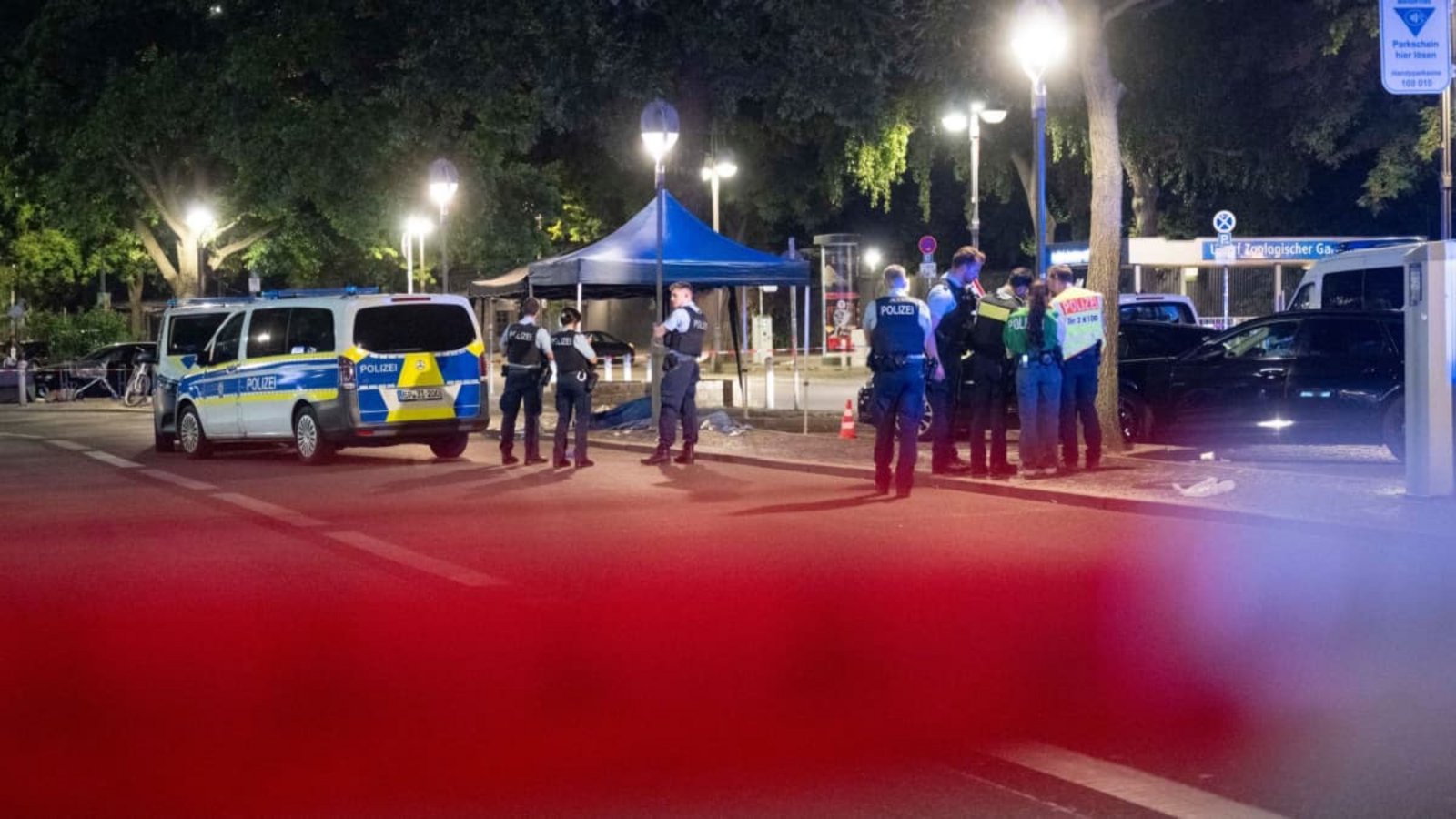 Polizisten arbeiten an einem Tatort auf dem Parkplatz vor dem Bahnhof Zoologischer Garten.Christophe Gateau/dpa Polizisten arbeiten an einem Tatort auf dem Parkplatz vor dem Bahnhof Zoologischer Garten.Christophe Gateau/dpa