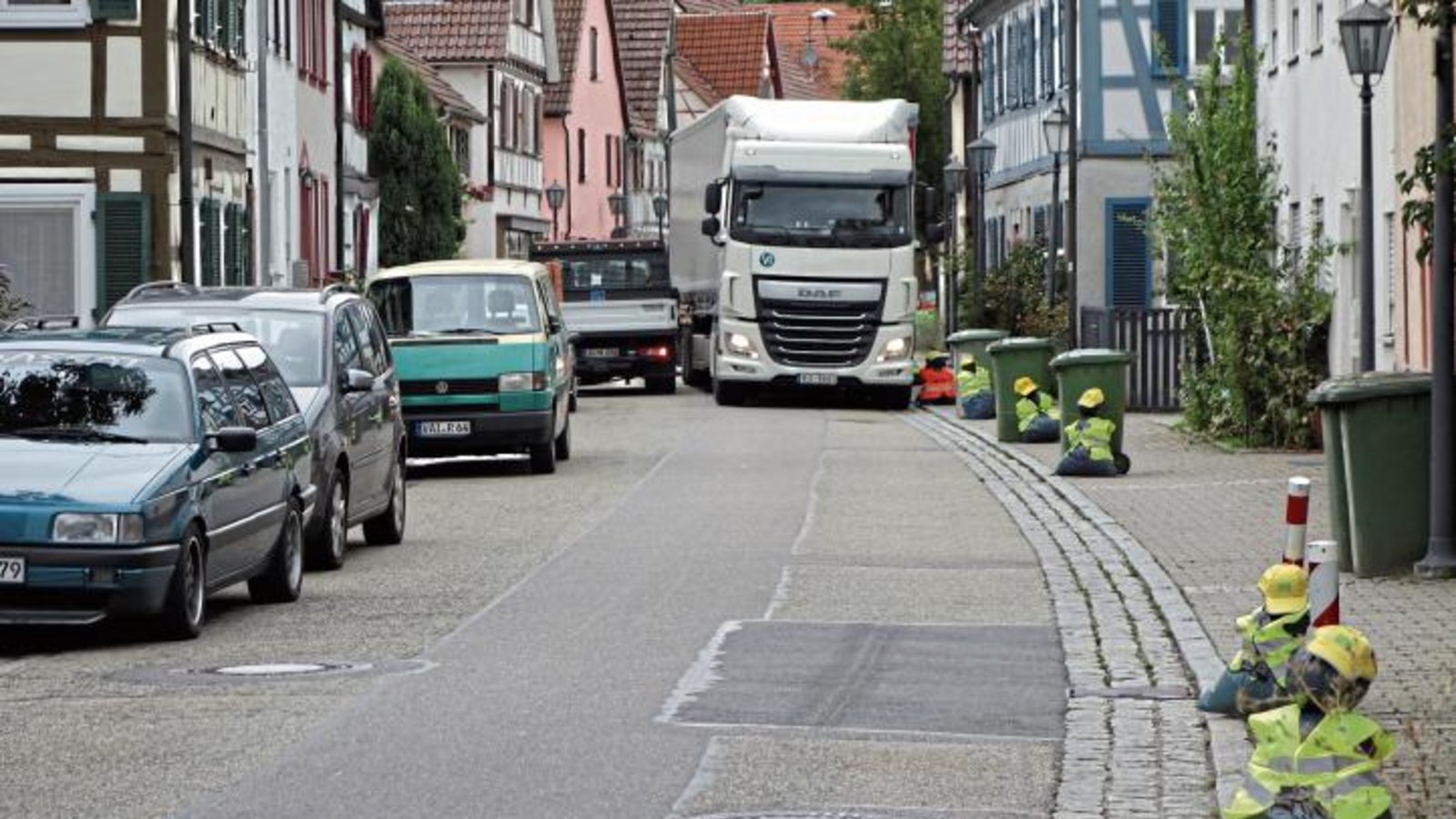 So eng geht es zu – bisweilen wird in Einfahrten und auf den Gehweg ausgewichen. Foto: p So eng geht es zu – bisweilen wird in Einfahrten und auf den Gehweg ausgewichen. Foto: p
