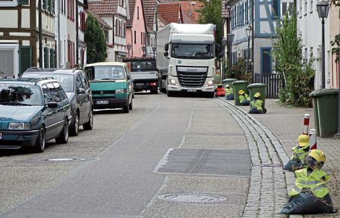 So eng geht es zu – bisweilen wird in Einfahrten und auf den Gehweg ausgewichen.  Foto: p