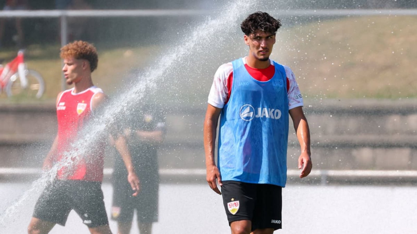 Ertugrul Yigit (re.) hat als Youngster bislang einen guten Eindruck im Trainingslager der Profis des VfB Stuttgart hinterlassen.Baumann/Alexander Keppler