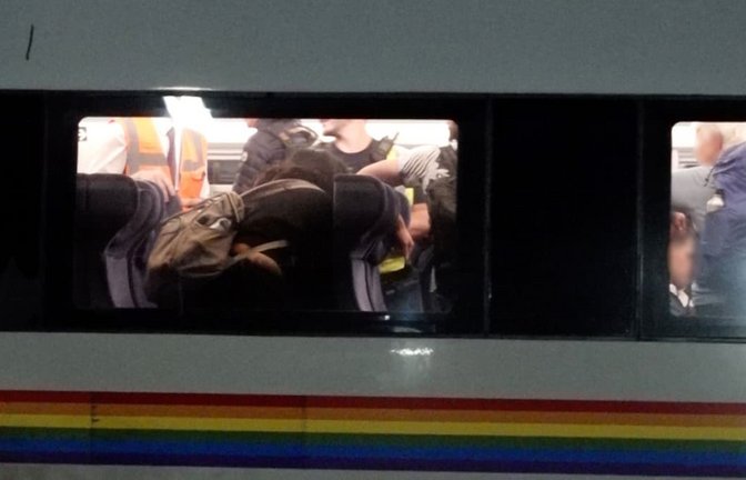 Von 200 auf 0: Weil sich an diesem ICE in Unterfranken bei voller Fahrt eine Tür öffnete, leitete der Zugführer einen Nothalt ein. Die Passagiere mussten am Eingang eines Tunnels den Zug verlassen.<span class='image-autor'>Pascal Höfig/NEWS5/dpa</span>