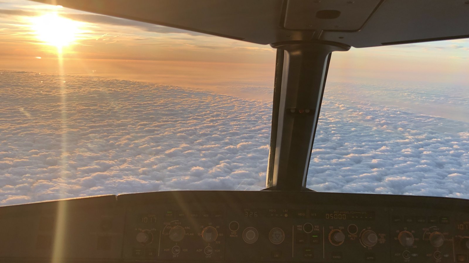 Die beste Sicht auf den Sonnenaufgang und auf die Wolkendecke hat man aus dem Cockpit des Flugzeugs. Fotos: Dittrich