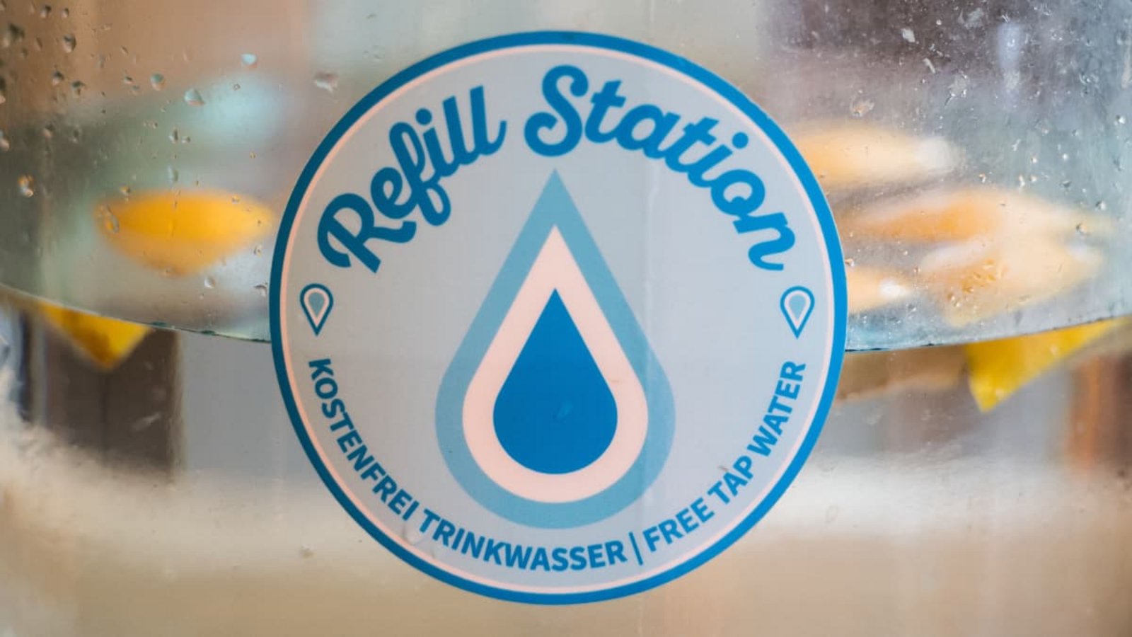 Der Refill-Aufkleber kennzeichnet die Geschäfte, in denen ein kostenloses Wasserfassen möglich ist.picture alliance/dpa