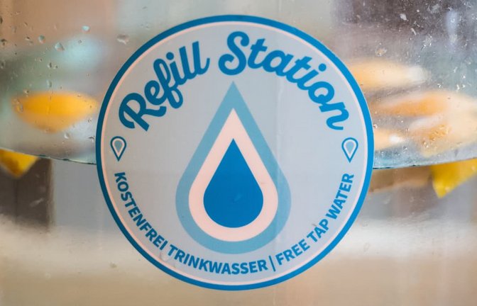 Der Refill-Aufkleber kennzeichnet die Geschäfte, in denen ein kostenloses Wasserfassen möglich ist.<span class='image-autor'>picture alliance/dpa</span>
