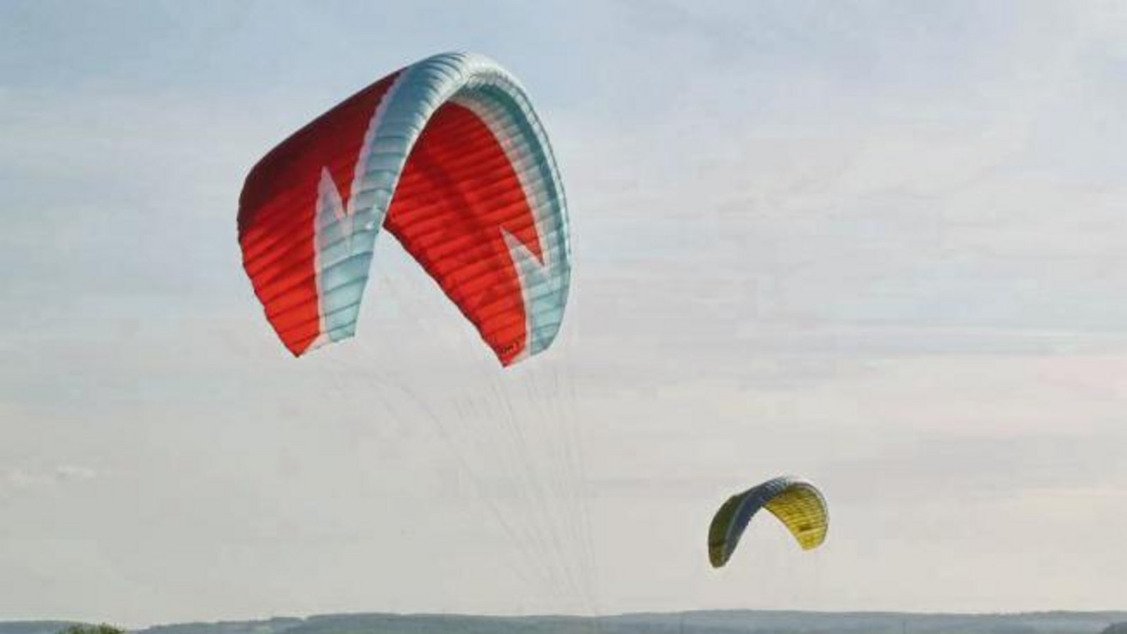 Startklar fürs Wochenende. Gleitschirmflieger heben ab auf dem Vaihinger Segelflugplatz.  Foto: Arning