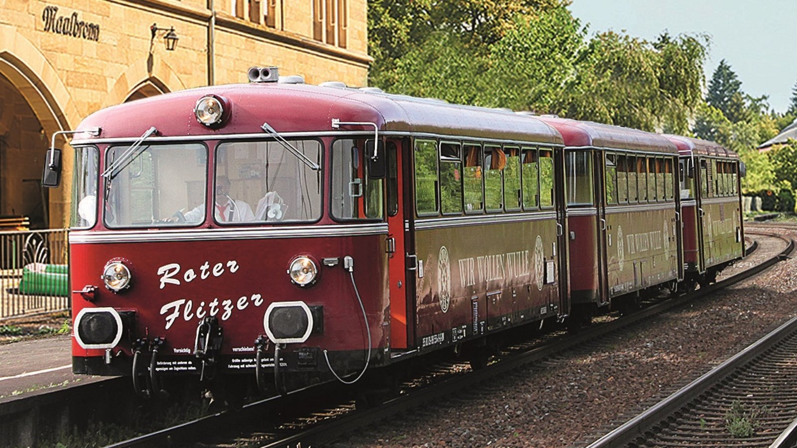 Roter Flitzer fährt nach Maulbronn. Foto: p