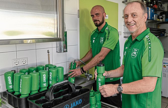 Das Füllen der Getränkeflaschen ist für Helmut Roth und Manuel Hermanns (von rechts) nur eine der Aufgaben, die die Betreuer des TSV Kleinglattbach bei Heimspieltagen erledigen.  Fotos: Leitner