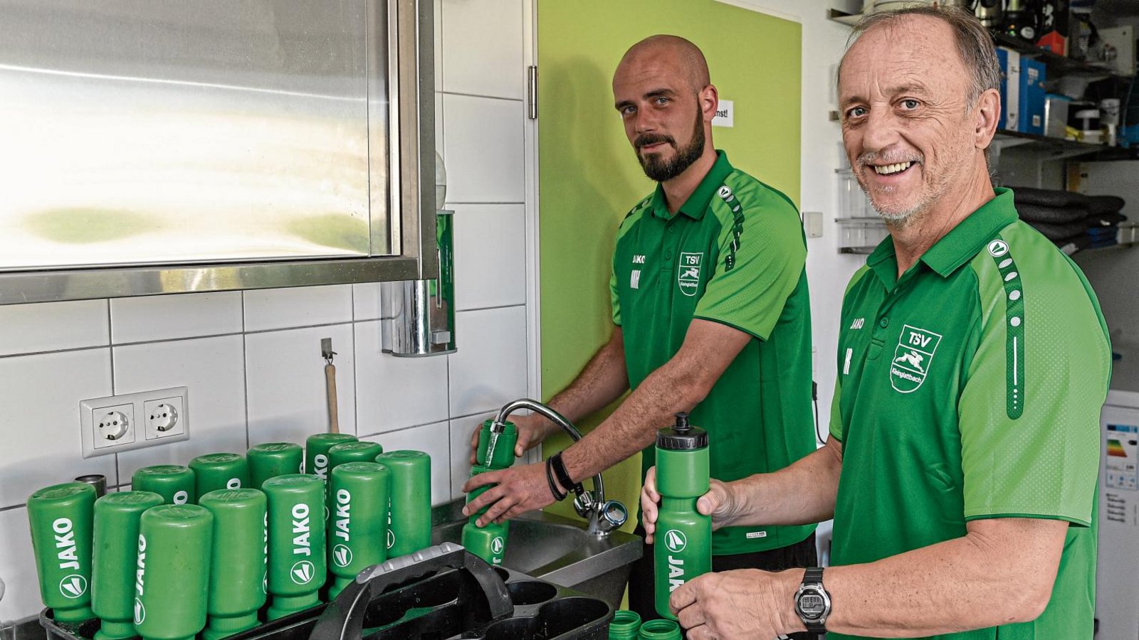 Das Füllen der Getränkeflaschen ist für Helmut Roth und Manuel Hermanns (von rechts) nur eine der Aufgaben, die die Betreuer des TSV Kleinglattbach bei Heimspieltagen erledigen. Fotos: Leitner Das Füllen der Getränkeflaschen ist für Helmut Roth und Manuel Hermanns (von rechts) nur eine der Aufgaben, die die Betreuer des TSV Kleinglattbach bei Heimspieltagen erledigen. Fotos: Leitner