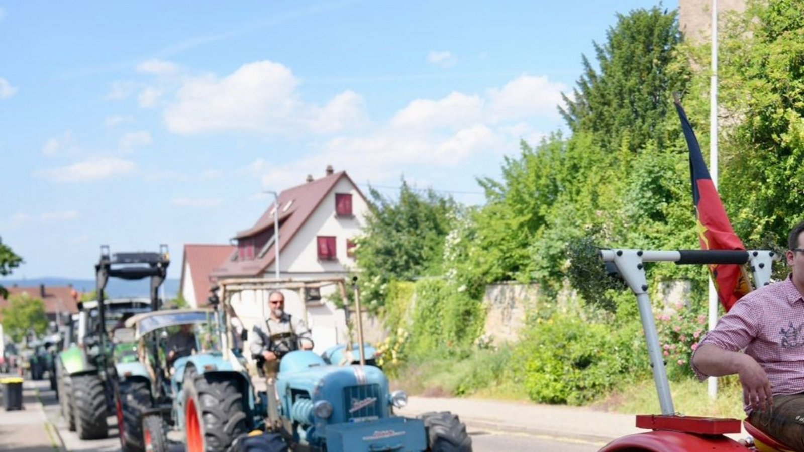 Hochzeit Kai Gühring und Christa-Maria Wendig Bauern Landwirtschaft Schlepper Hochzeitskorso Traktor Foto:p