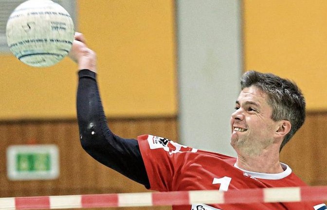 Kolja Meyer ist beim TV Vaihingen in der Halle in der Regel für den Block und die Rückschläge zuständig.  Foto: Archiv/Küppers