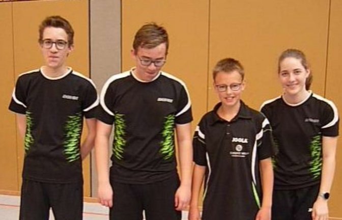 Zum Abschluss der Corona-Saison 2021/2022 ist die Jugendmannschaft des TSV Enzweihingen vor vielen Zuschauern auf die Gäste aus Großvillars getroffen und hat sich die Meisterschaft in der Tischtennis-Kreisliga gesichert. Das gemischte Team des TSV spielte mit (von links) Jonathan Eckhardt, David Eckhardt, Paul Feist und Mattea Schreiber . In der Hinrunde war das Spiel 5:5 ausgegangen, so dass ein spannendes Rückspiel zu erwarten war. Nach den Doppeln und dem vorderen Paarkreuz stand es 2:2. Dann gewann Enzweihingen beide Einzel zur 4:2-Führung. Jonathan und David Eckhardt stellten mit zwei umkämpften Erfolgen den 6:3-Sieg bei 20:14 Sätzen sicher. Enzweihingen kommt damit auf 14:4 Punkte und verdrängte den TSV Kleinglattbach III mit einem Spielverhältnis von 47:23 noch von Platz eins. Die Steigerung liegt nicht zuletzt am Training mit Oskar Pukk, einem Spitzenspieler aus Estland.  <span class='image-autor'>Foto: privat</span>