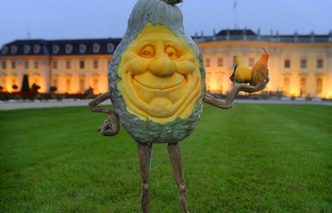 In der Kürbisausstellung im Ludwigsburger Blüba entstehen bis in den November vielfältige Kreationen von Künstlerhand. Foto: p