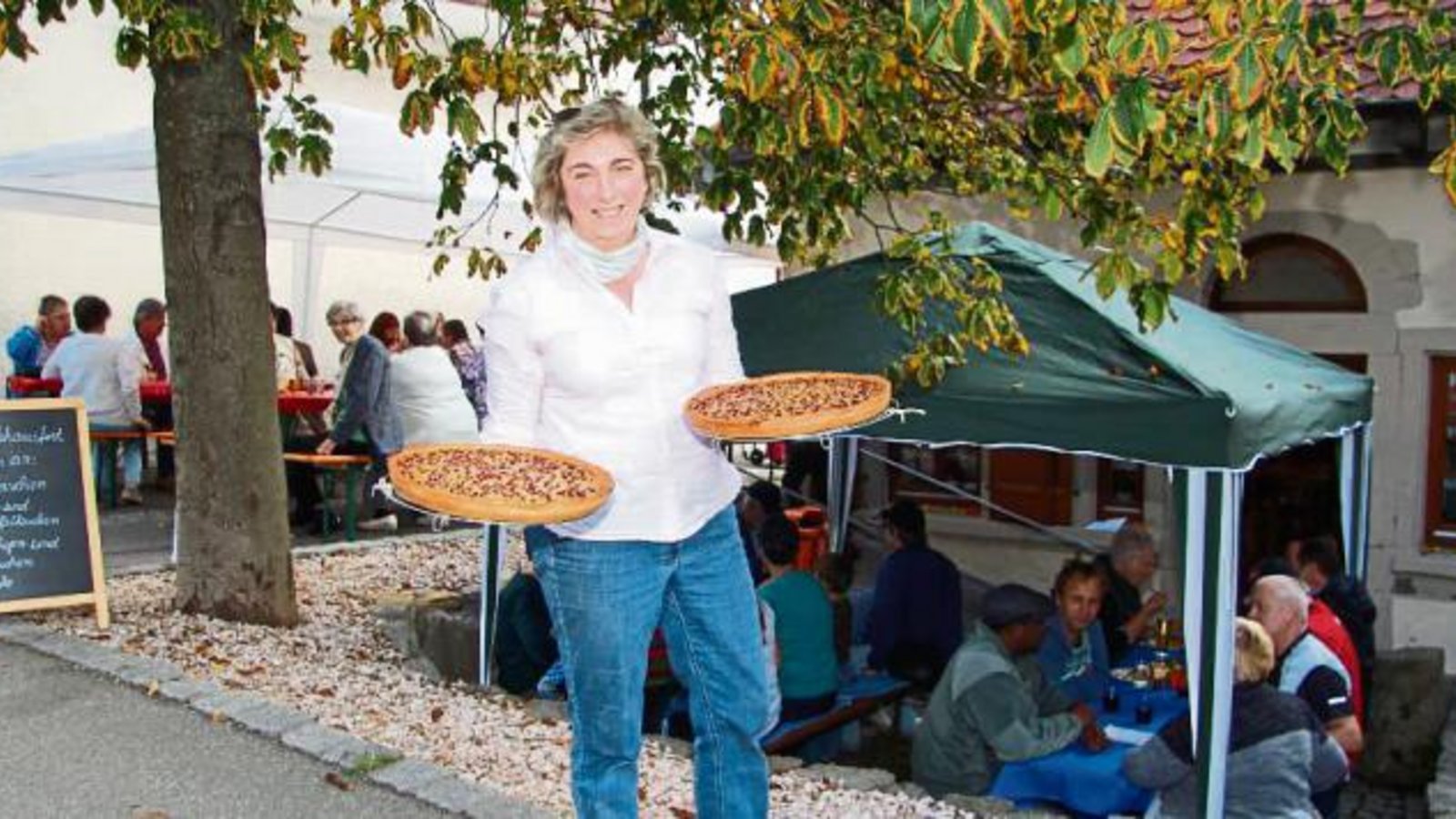 Elfriede Essich sorgte mit leckeren Zwiebelkuchen für Nachschub.  Foto: Gergen
