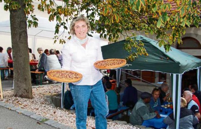 Elfriede Essich sorgte mit leckeren Zwiebelkuchen für Nachschub.  Foto: Gergen