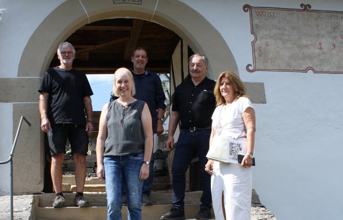 Freuen sich über die erfolgreiche Restaurierung (von links): Heinz Gutscher vom Bauhof, Ortschaftsrätin Heidrun Söll, Restaurator Erico Peintner, Ortsvorsteher Rolf Allmendinger und Susanne Lindacker vom Gebäudewirtschaftsamt Vaihingen. <span class='image-autor'>Fotos: Mross</span>