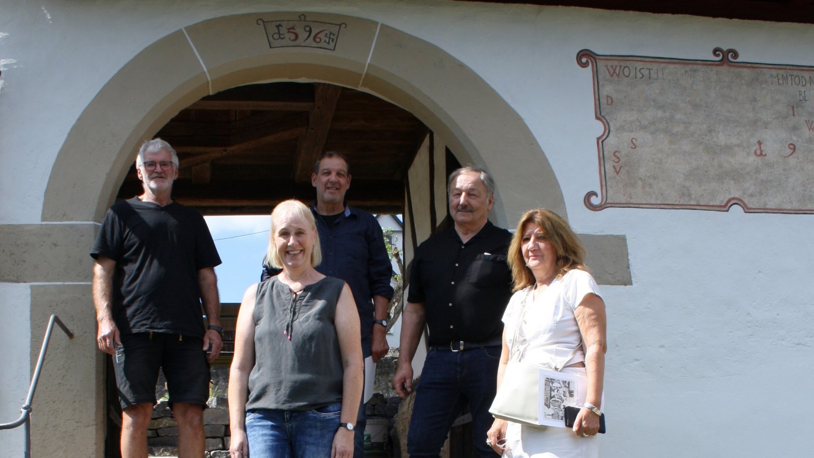 Freuen sich über die erfolgreiche Restaurierung (von links): Heinz Gutscher vom Bauhof, Ortschaftsrätin Heidrun Söll, Restaurator Erico Peintner, Ortsvorsteher Rolf Allmendinger und Susanne Lindacker vom Gebäudewirtschaftsamt Vaihingen. Fotos: Mross