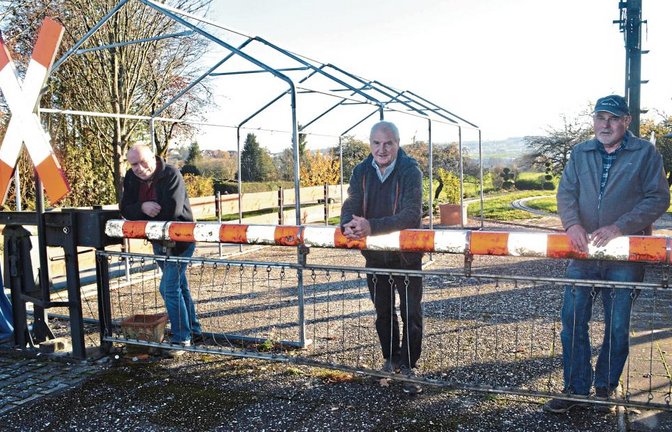 Jens Czernotzky (v.l.), Peter Knöller und Herbert Steffan freuen sich auf die anstehende Erweiterung der Gleisanlage. Fotos: Stahlfeld