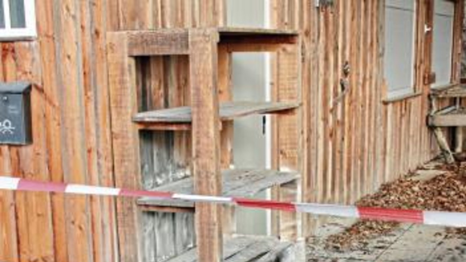 Die Brandstelle am Betriebsgebäude des Kletterwalds ist noch abgesperrt. Foto: Bögel