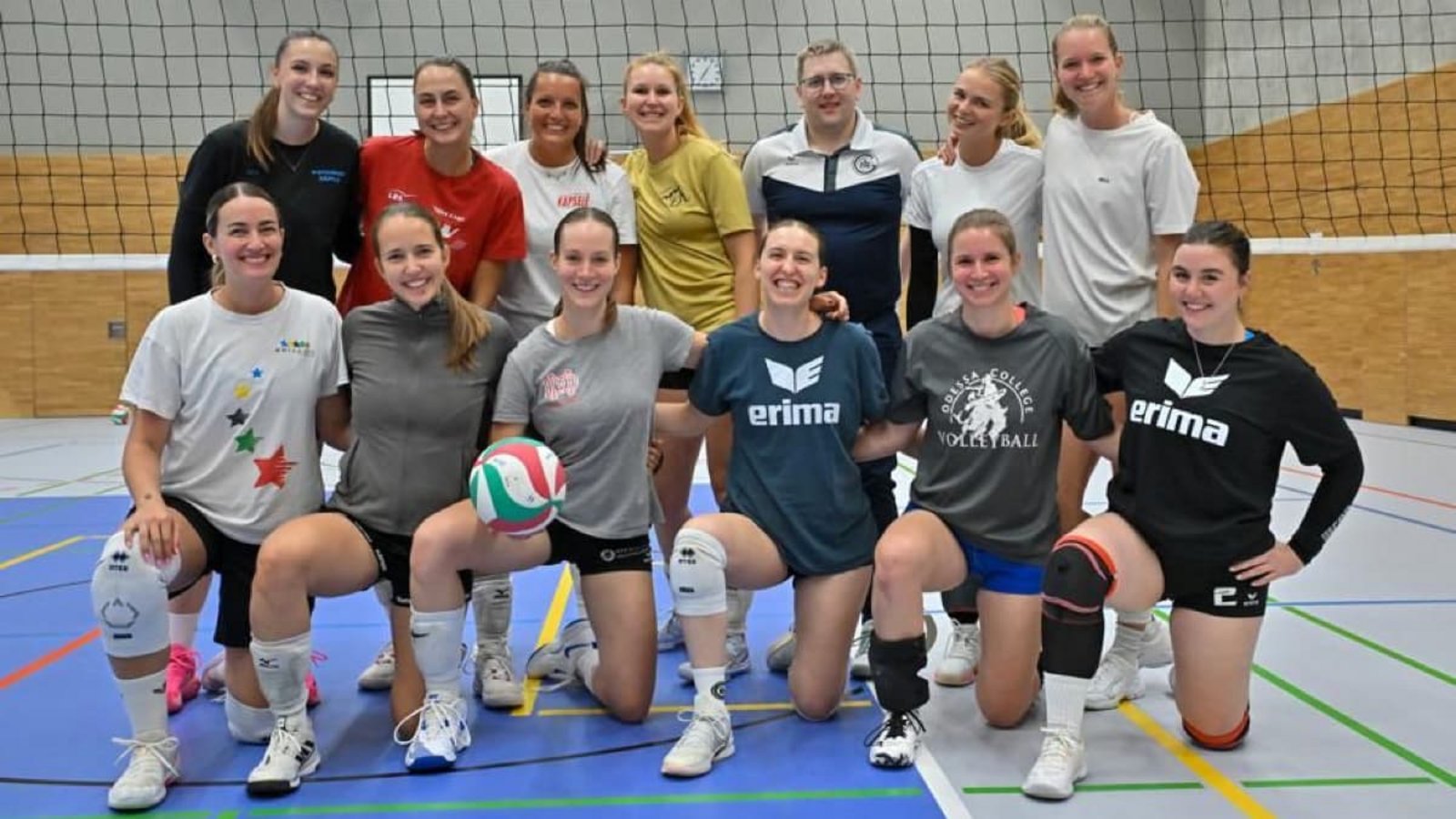 Bereit für die neue Saison. Hinten von links: Mia Zorn, Anna Metzger, Katharina Riegert, Leonie Maaß, Trainer Patrick Stähle, Gwen Szabo und Eva Herz. Vorne von links: Melina Stängle, Alina Stäbler, Noemi Blanke, Sofie Zimmermann, Nele Borkenhagen und Johanna Fischer.Tom Bloch Bereit für die neue Saison. Hinten von links: Mia Zorn, Anna Metzger, Katharina Riegert, Leonie Maaß, Trainer Patrick Stähle, Gwen Szabo und Eva Herz. Vorne von links: Melina Stängle, Alina Stäbler, Noemi Blanke, Sofie Zimmermann, Nele Borkenhagen und Johanna Fischer.Tom Bloch