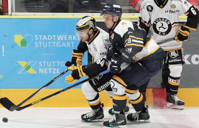 Doppel- und Siegtorschütze in Personalunion:&nbsp; Vincent Schlenker (vorne) traf für die Rebels im zweiten Drittel zum 1:1-Ausgleich und erzielte im dritten Spielabschnitt gegen Riessersee das entscheidende 4:3.<span class='image-autor'>Günter Bergmann</span>