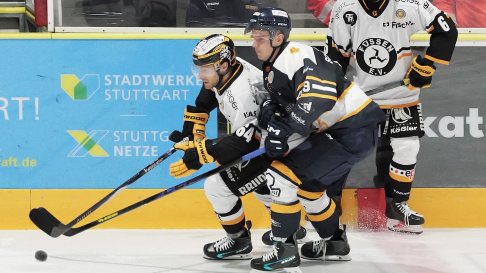 Doppel- und Siegtorschütze in Personalunion: Vincent Schlenker (vorne) traf für die Rebels im zweiten Drittel zum 1:1-Ausgleich und erzielte im dritten Spielabschnitt gegen Riessersee das entscheidende 4:3.Günter Bergmann Doppel- und Siegtorschütze in Personalunion: Vincent Schlenker (vorne) traf für die Rebels im zweiten Drittel zum 1:1-Ausgleich und erzielte im dritten Spielabschnitt gegen Riessersee das entscheidende 4:3.Günter Bergmann