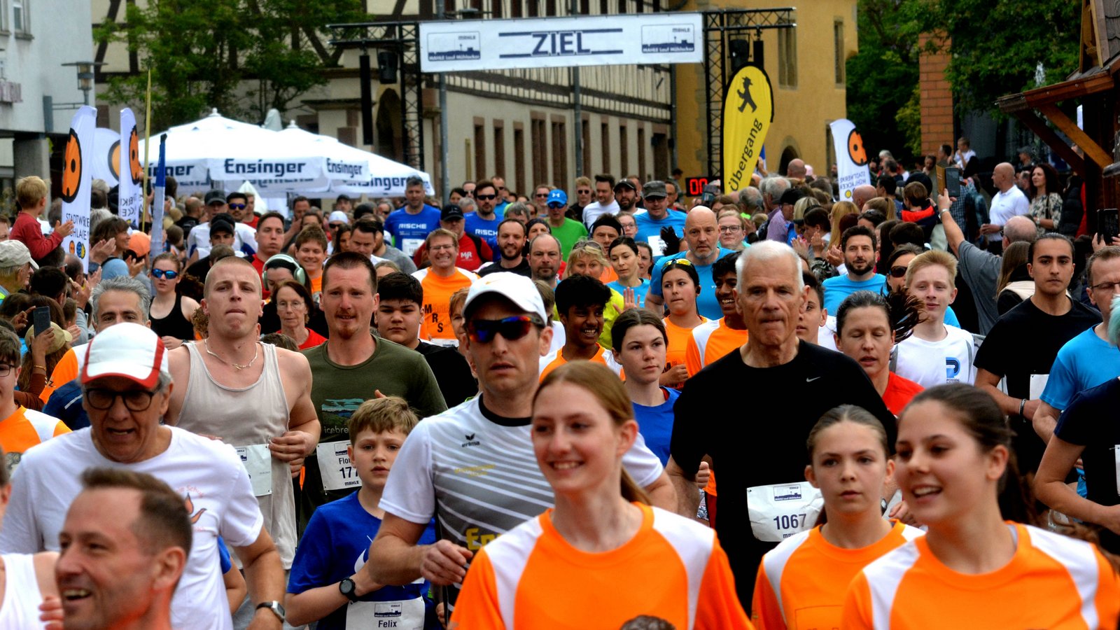 Rund 330 Läufer unterschiedlicher Altersklassen gehen beim Mahle-Lauf in Mühlacker über die Fünf-Kilometer-Distanz an den Start. Foto: Stahlfeld