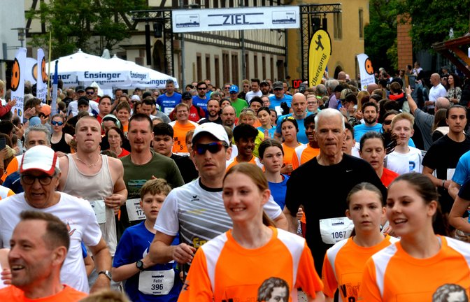 Rund 330 Läufer unterschiedlicher Altersklassen gehen beim Mahle-Lauf in Mühlacker über die Fünf-Kilometer-Distanz an den Start. <span class='image-autor'>Foto: Stahlfeld</span>