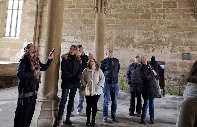 Klosterführer Ludwig Nestler (links) zeigt den Gästen versteckte Symbole.  <span class='image-autor'>Fotos: Weimper</span>